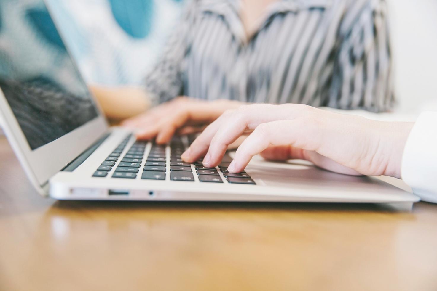 Sessione di formazione sul modellamento sopracciglia con strumenti professionali
